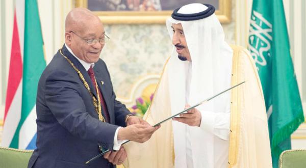 King Salman awarding South African President Zuma with the King Abdulaziz Medal- S.P.A.
