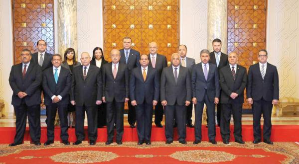 President el-Sisis poses for a photo with the new cabinet, Asharq Al-Awsat