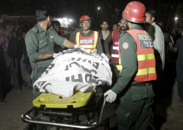 Rescue workers move a body from the site of a blast outside a public park in Lahore, Pakistan, March 27, 2016.  REUTERS/Mohsin Raza