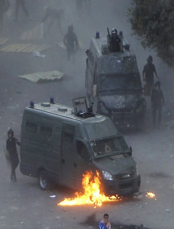 Protests after “pharaoh” Mursi assumes powers in Egypt