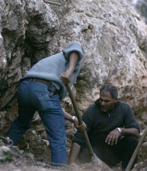Lebanon asks UN to extend Hariri murder inquiry; mass grave discovered in Anjar