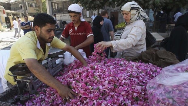 Syria government tries to bolster falling currency