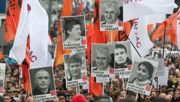 Two rights officials in Russia plan to meet Snowden