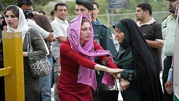 Iran: Rouhani treads carefully in dress code controversy