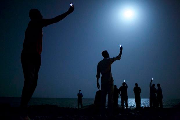 “Dignified” African migrants picture claims top photo prize