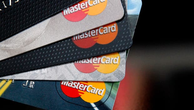 Cash still king as Saudis shun credit cards