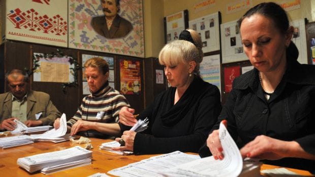 Kremlin pushes for dialogue after Ukraine vote