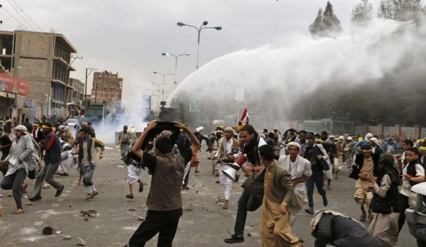 Yemeni government attempts to clear Houthi protest camps