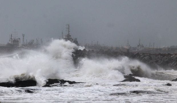 Cyclone Hudhud hammers India’s eastern seaboard, three dead