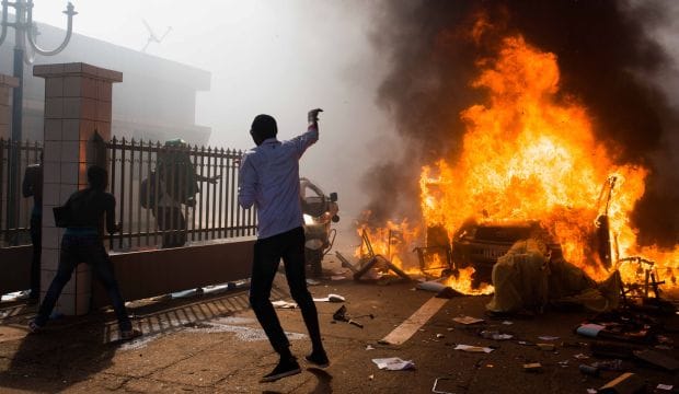 Protesters march on Burkina presidency after burning parliament