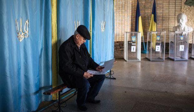 On eve of poll, Ukraine leader seeks support for pro-Europe course