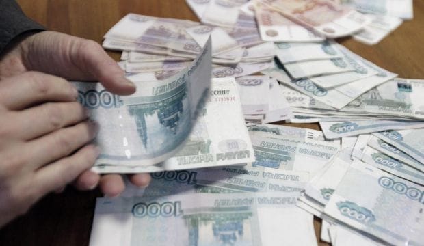 Analysis: An oil glut and currency crisis