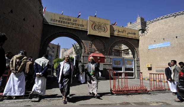 Houthis block Yemen army chief, accuse president of corruption