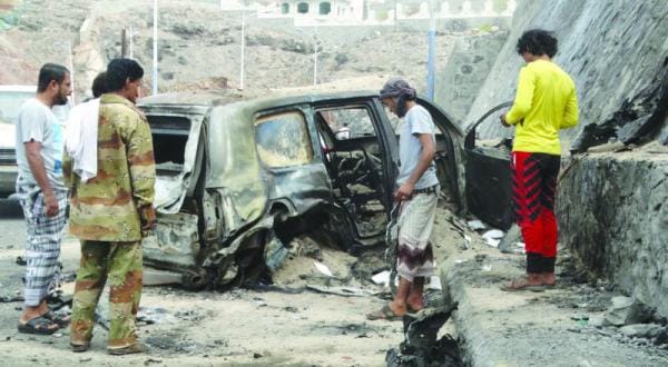 Aden Boils After its Governor is Assassinated, and the Government Accuses Militias Loyal to Saleh and Houthis
