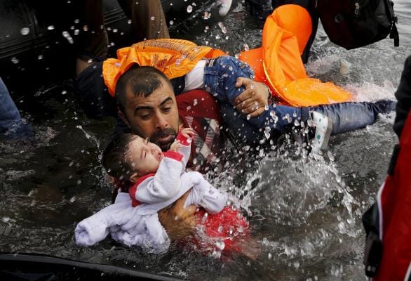 Greece Threatened with Exclusion from Schengen over Migrant Crisis