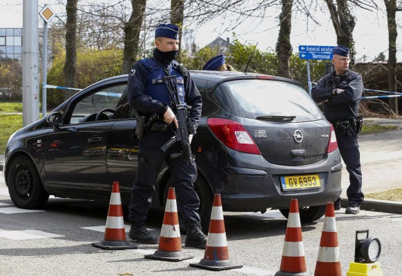 UK Police Arrest Five in Terrorism Inquiry