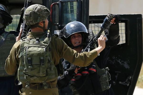 Israel Storms Bureaux de Change in Central Ramallah and Sets Them on Fire