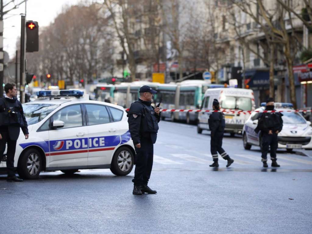 Paris Police, Protesters Scuffle over Migrants amid Hefty Fines for Rejected Refugees