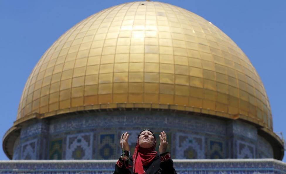 Christians in Ariha Distribute Dates, Water to Fasting People
