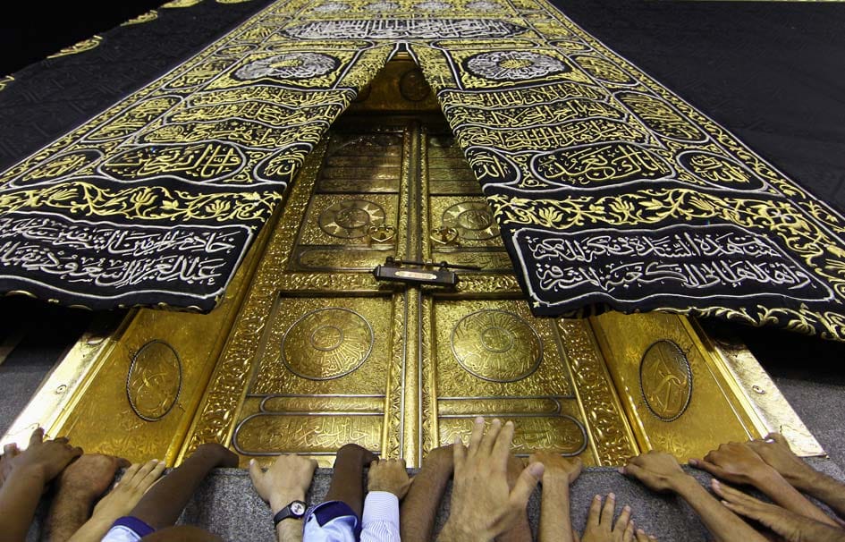 Saudi Youth Weave ‘Kaaba’s’ Attire