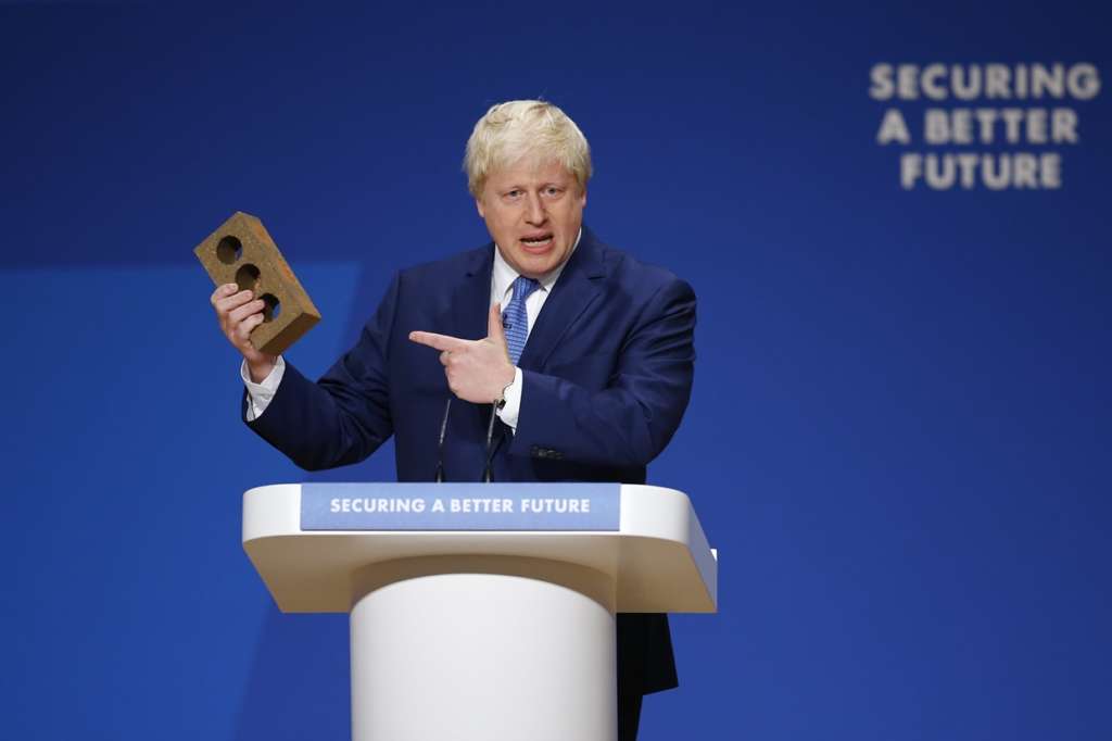 British FM Discusses with French Counterpart Defense, Border Control
