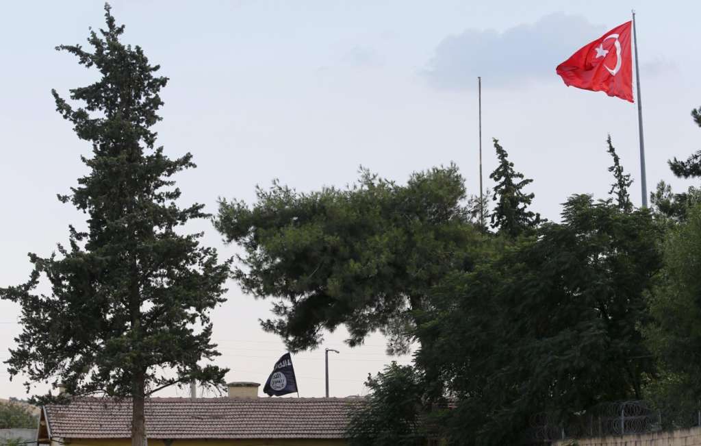 Free Syrian Army Races Kurds to Jarablus from Turkey