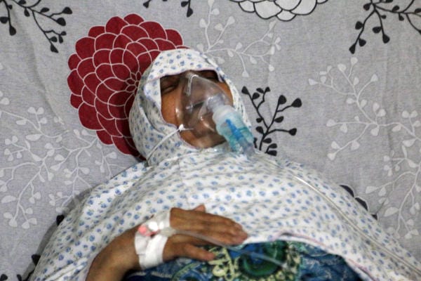 Rescue Workers Report on Suspected Aleppo Chlorine Attack Choking Dozens