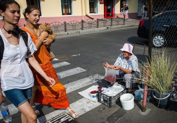 EU Parliament Backs Visa-Free Travel for Ukraine, Hurdles Remain