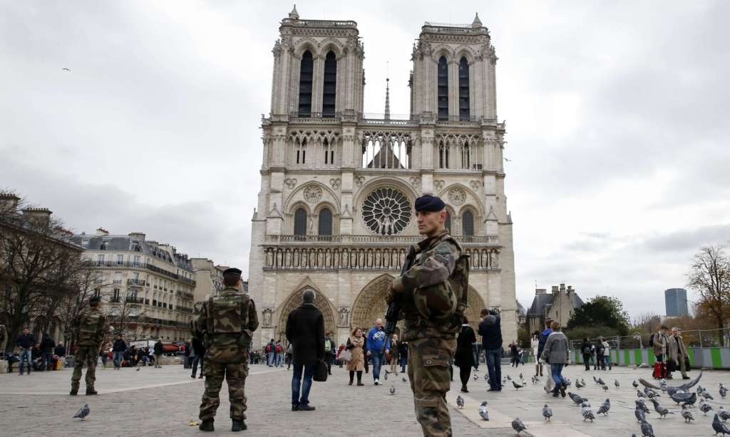 Several Held after Car with Gas Cylinders Found in Paris