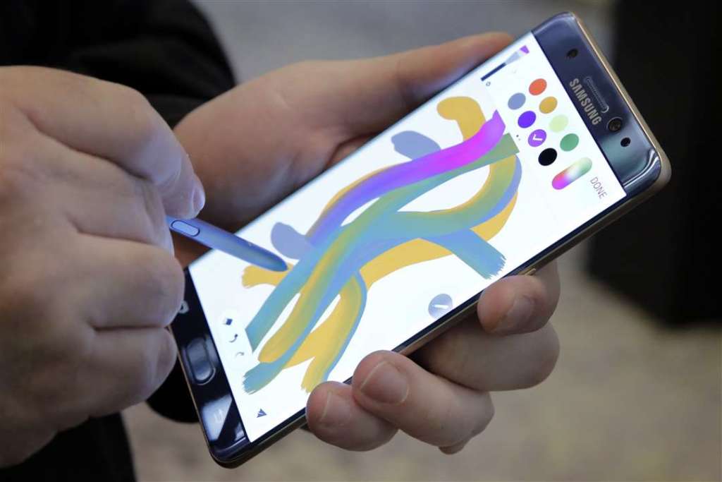 Plane Evacuated after Samsung Phone Fire as Firm to ‘Review’ Split Plan