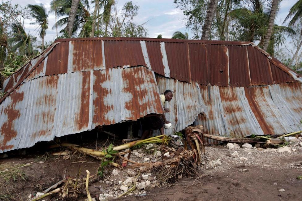 Mathew Hurricane Kills Hundreds, Leads to Power Outage