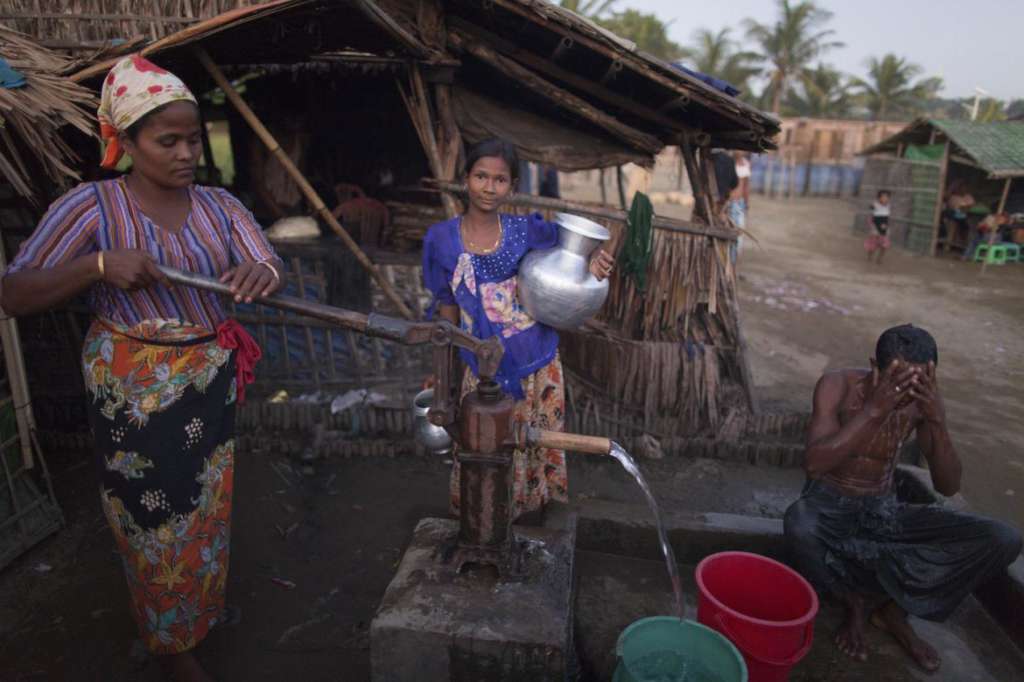 Thousands of Rohingya Flee to Bangladesh over Fear for their Lives