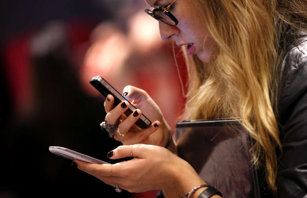 Study Warns from ‘Text Neck’ Due to Prolonged Smartphone Use