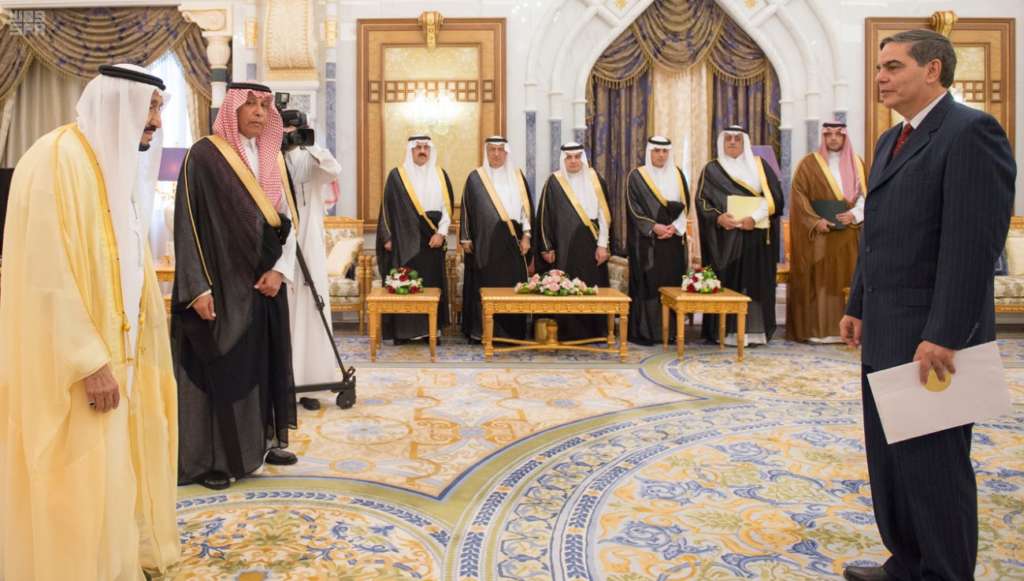 King Salman Receives Ambassadors’ Credentials