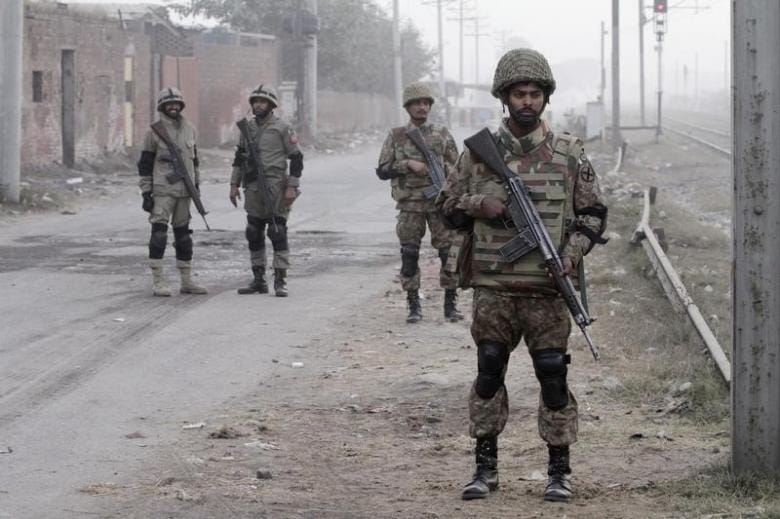 At Least 10 Killed in Roadside Bomb in Pakistan