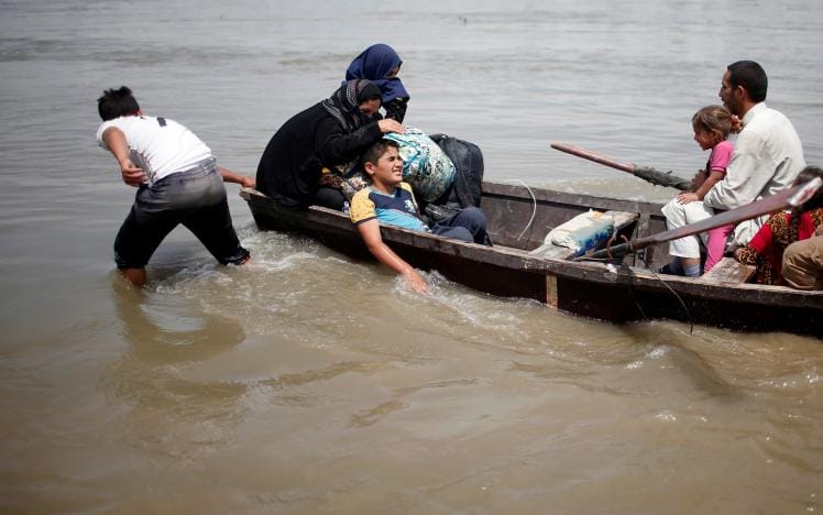Mosul Residents Escape War in Boats after Flooding