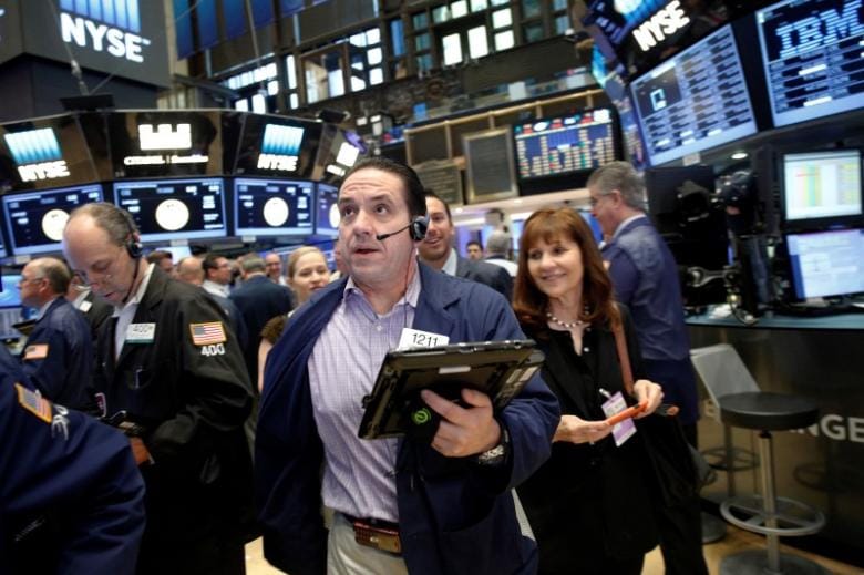 US Shares Hike Modestly, Euro Dips