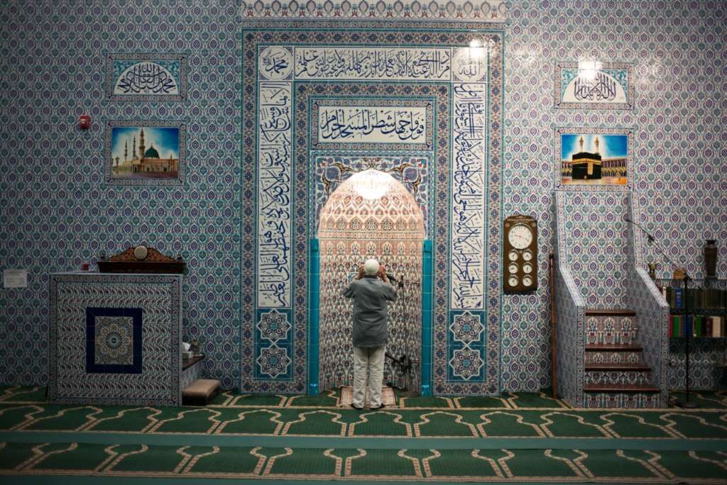 A Battle Over Prayer in Schools Tests Canada’s Multiculturalism
