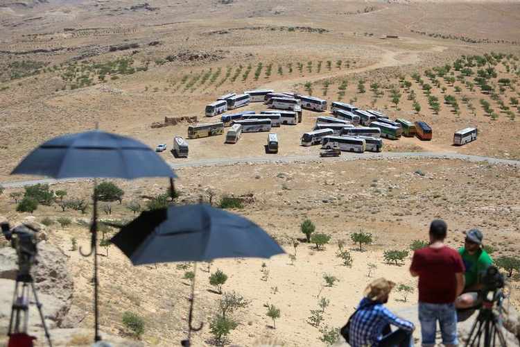 5000 Militants, Civilians Left Arsal to Idlib while Hundreds Stepping Back