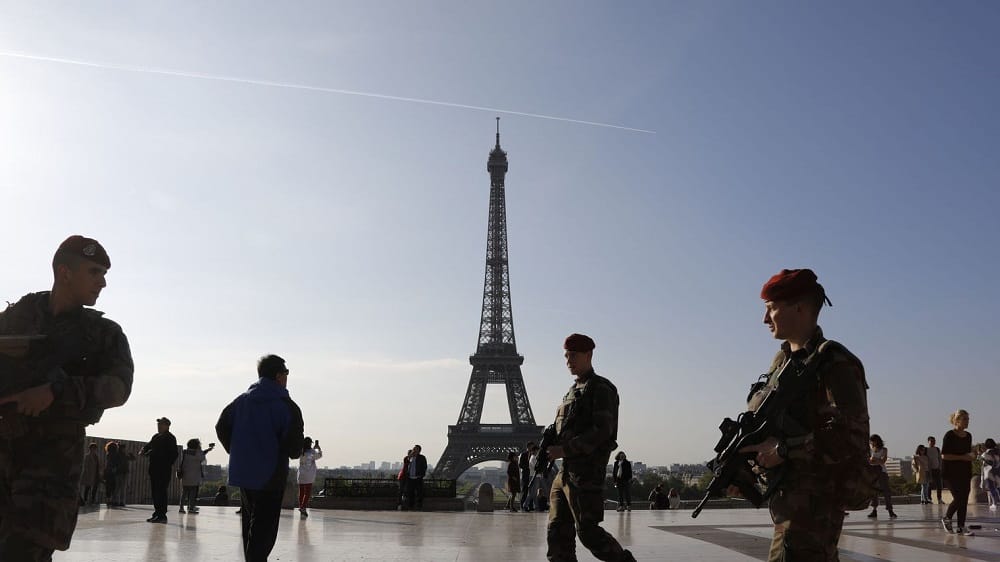 Six Injured in Paris Car Ramming, Suspect Arrested after Manhunt