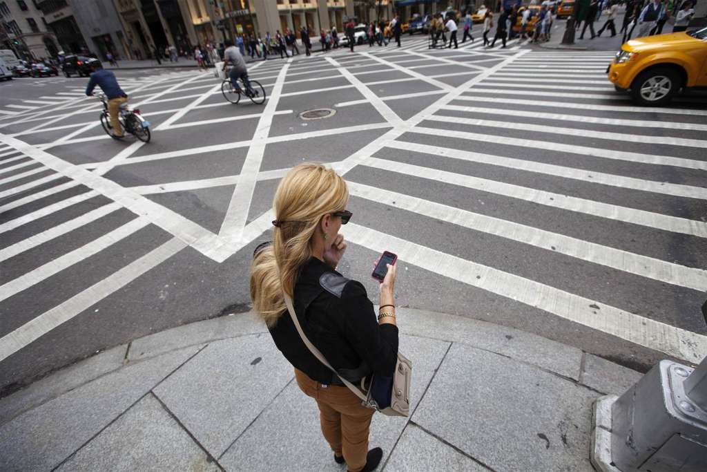 Honolulu Bans Pedestrians from Looking at Smartphones while Crossing Streets