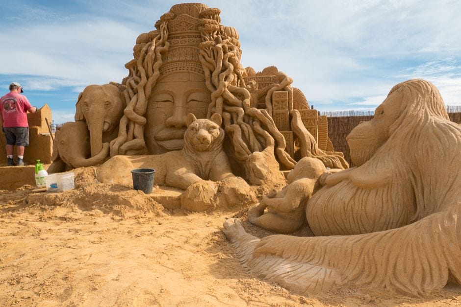 Japan’s Sand Museum  Features America’s History