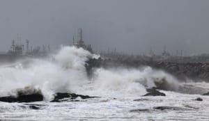 Cyclone Hudhud hammers India’s eastern seaboard, three dead