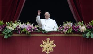 Pope, thousands brave rain for Easter in St. Peter’s Square