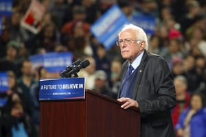 Sanders Vows to Help Clinton DefeatTrump, but Keeps Campaign Alive