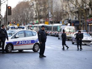 Paris Police, Protesters Scuffle over Migrants amid Hefty Fines for Rejected Refugees