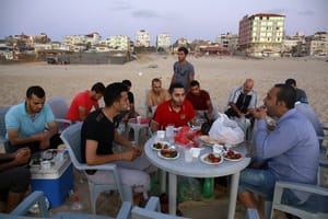Lack of Electricity Pushes Gazans to Spend Ramadan on Beach