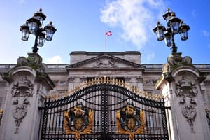 Britons Want Queen to Pay for Palace Repair