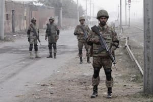 At Least 10 Killed in Roadside Bomb in Pakistan