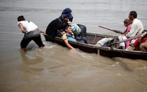 Mosul Residents Escape War in Boats after Flooding